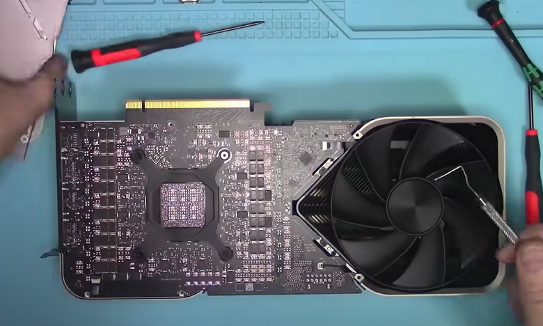 Nvidia, а что с контролем качества? Новая GeForce RTX 4090 Founders Edition не включалась из-за присохшего насекомого